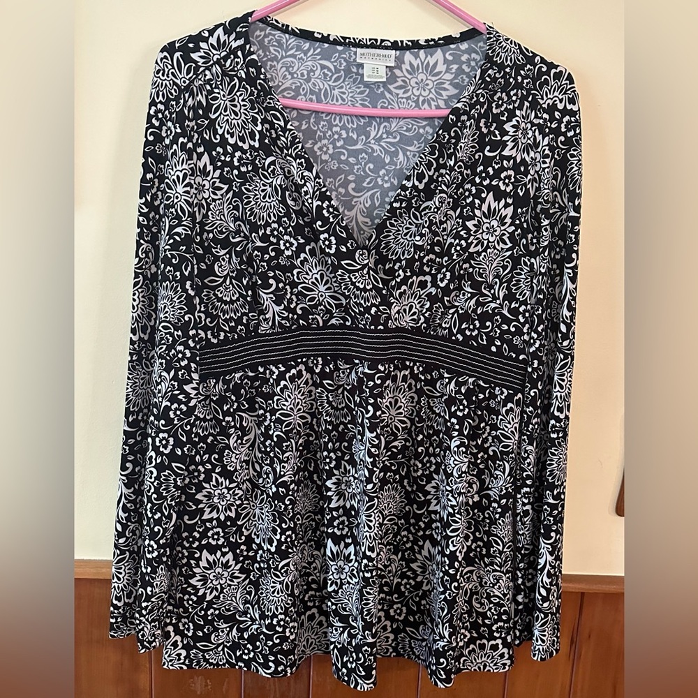Motherhood Maternity medium black & white paisley print long sleeve v-neck top.